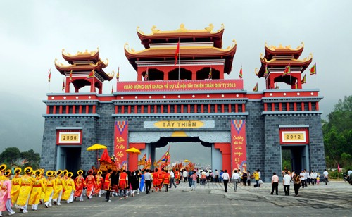 Tưng bừng khai hội Tây Thiên 2013