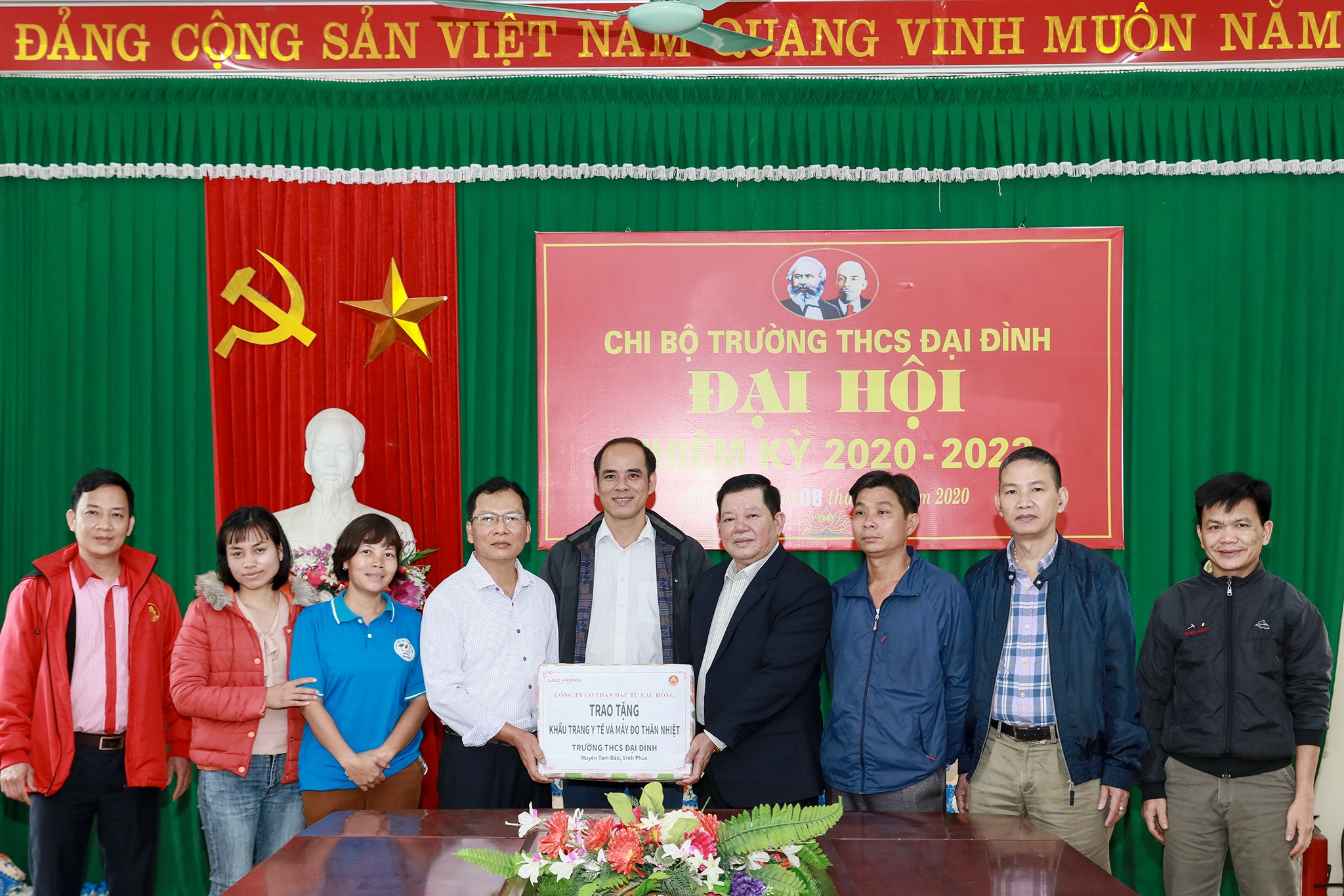 Cáp treo Tây Thiên trao tặng khẩu trang, máy đo thân nhiệt cho các trường tại Vĩnh Phúc