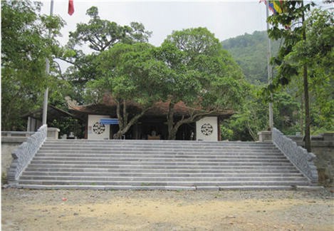 Công ty CPĐT Lạc Hồng trao tặng đôi rồng đá tại đền Thỏng Tây Thiên