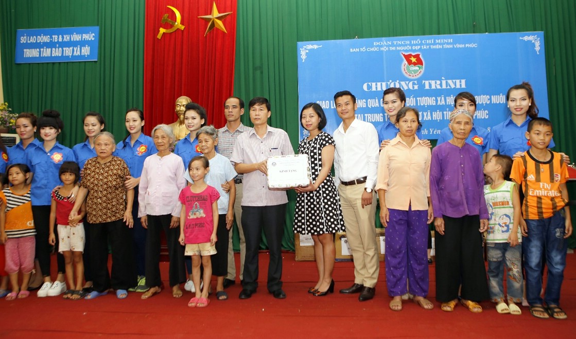 Lạc Hồng thăm và tặng quà tại Trung tâm bảo trợ xã hội tỉnh Vĩnh Phúc