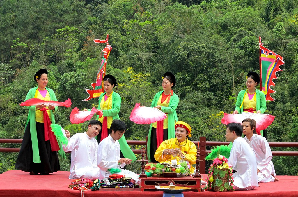 Tây Thiên đưa hầu đồng lên sân khấu
