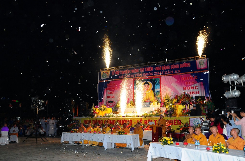 Tây Thiên lung linh đêm hội Hoa đăng