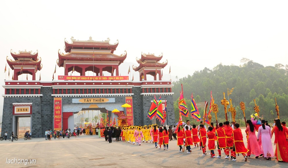 Du khách tấp nập về dự Khai hội xuân Tây Thiên 2015