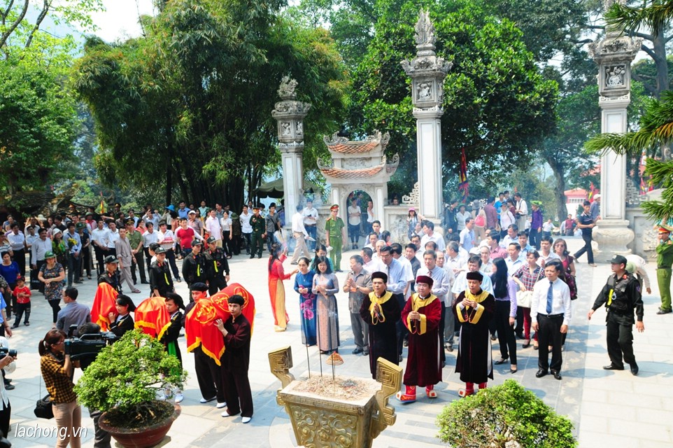 Du khách tấp nập về dự Khai hội xuân Tây Thiên 2015