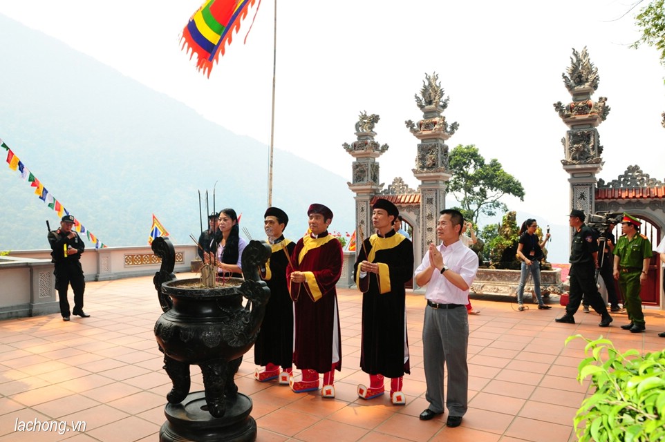 Du khách tấp nập về dự Khai hội xuân Tây Thiên 2015