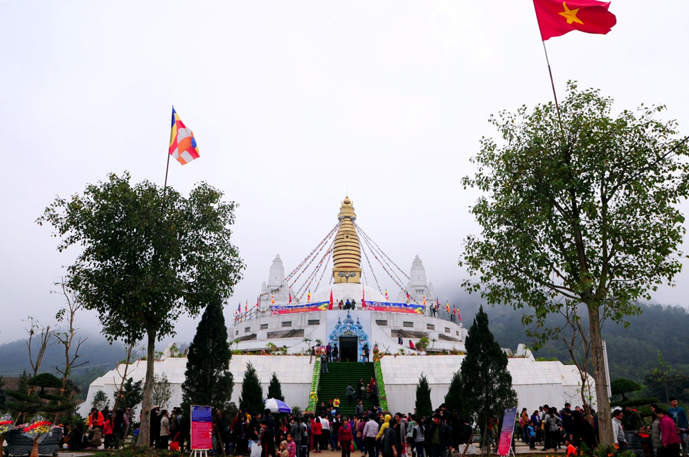 Hàng ngàn người tham dự lễ cầu an tại Đại bảo tháp Mandala Tây Thiên