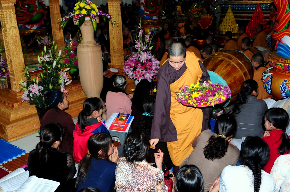 Hàng ngàn người tham dự lễ cầu an tại Đại bảo tháp Mandala Tây Thiên