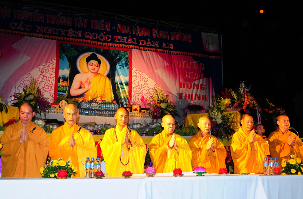 Tây Thiên lung linh đêm hội Hoa đăng