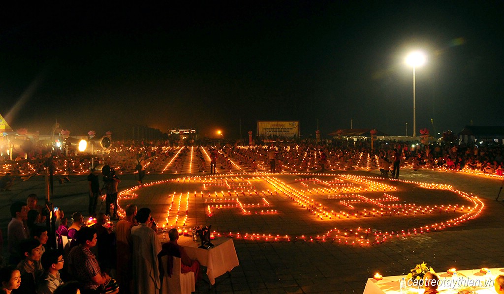 Tây Thiên lung linh đêm hội Hoa đăng 2015